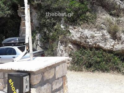 Ζάκυνθος: Ντουζάκι με πατέντα κερματοδέ...