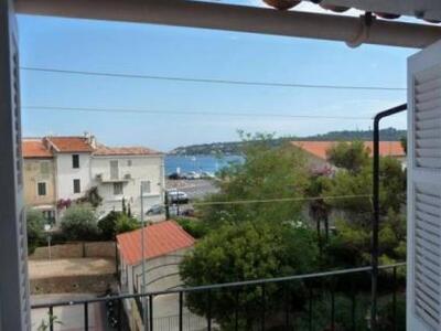 Σε διπλάσια τιμή πουλάει το σπίτι του Ν....