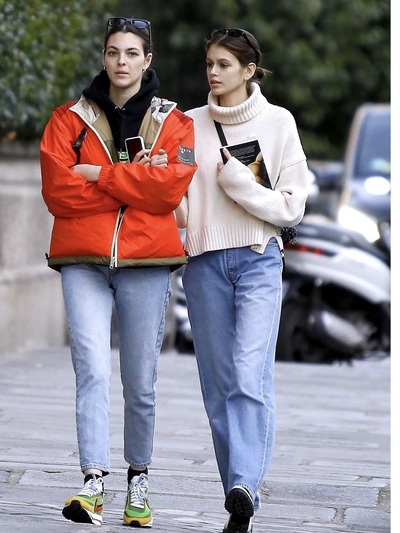 STREET STYLE ΜΕ ΤΗΝ ΚΑΙΑ ΓΚΕΡΜΠΕΡ