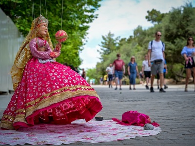 Στη Διονυσίου Αρεοπαγίτου, στη σκιά της Ακρόπολης