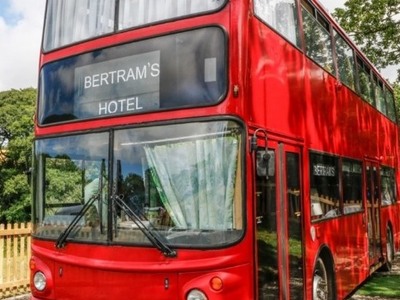 Ένα ξενοδοχείο μέσα σε διώροφο λεωφορείο...