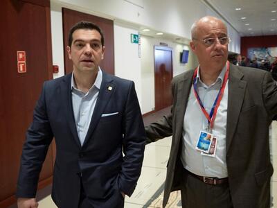 Η σημειολογία του... μεταξωτού φουλαριού...