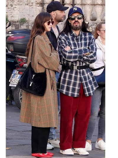 Ντακότα Τζόνσον και Αλεσάντρο Μικέλε σε ...