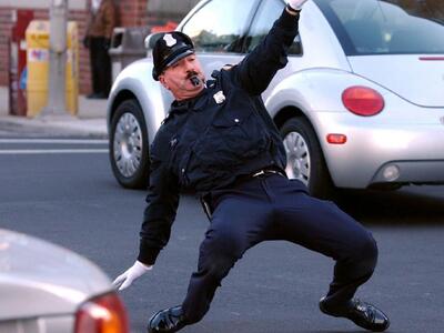 Τροχονόμος ρυθμίζει την κίνηση με χορευτ...