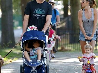 Με τα δύο παιδιά τους