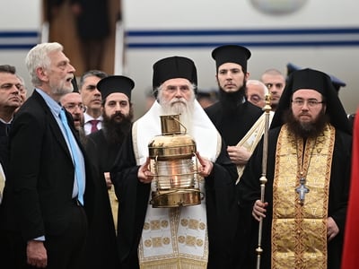 Έφτασε στην Ελλάδα το Άγιο Φως - Με κάθε...