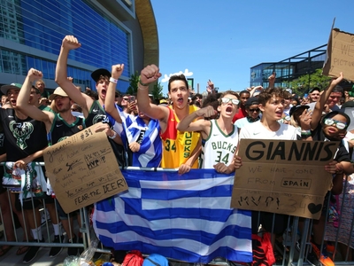 Οι ευχές των Μπακς στα Ελληνικά - ΦΩΤΟ