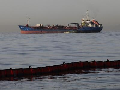 Το αντιρρυπαντικό σκάφος του Λιμεναρχείο...
