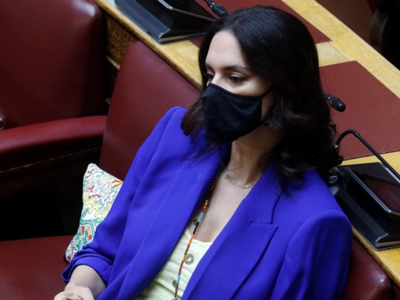 Νόνη Δούνια: Στη Βουλή με κομψό look στα...