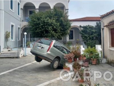 92χρονος οδηγός δεν είδε τα σκαλιά και τα.. κατέβηκε με το αυτοκίνητο