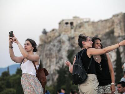 Die Welt: «Τρεις φοίνικες από την Αθήνα»...