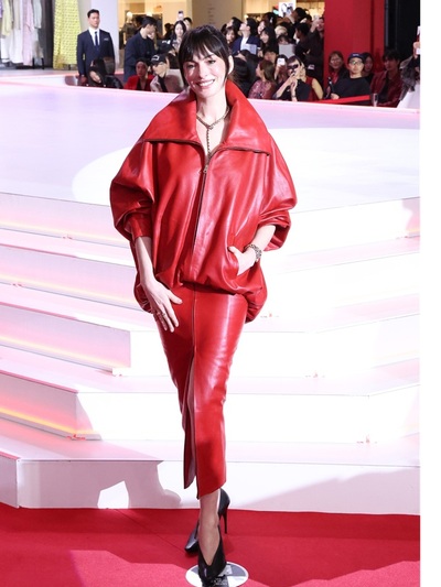 Aν Χάθαγουέι με total leather look Balenciaga 