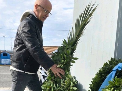 Ο Ιπποκράτης Παπαδάτος στο μνημείο των Η...