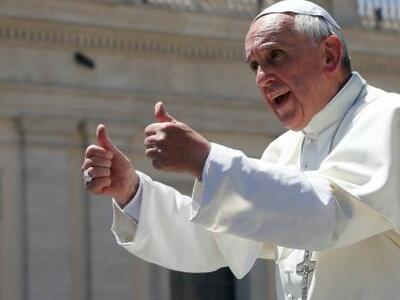 Προσγειώθηκε στην Αλβανία ο Πάπας - ΔΕΙΤ...