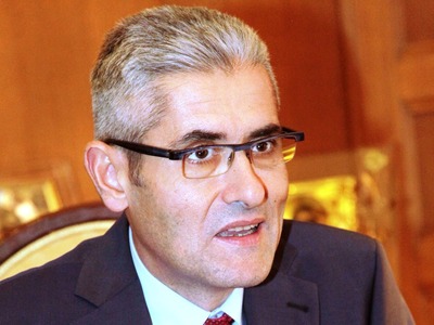 Η υπεύθυνη στάση μας δεν πρέπει ούτε να ...