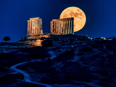 Εντυπωσίασε το φεγγάρι της "Φράουλας"