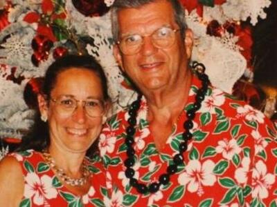 Το ζευγάρι που φοράει τα ίδια ρούχα εδώ ...