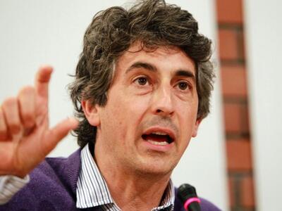 Απολαμβάνει τις ομορφιές της Αιγιάλειας ...