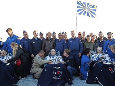 Επέστρεψαν στη Γη τρεις αστροναύτες από ...