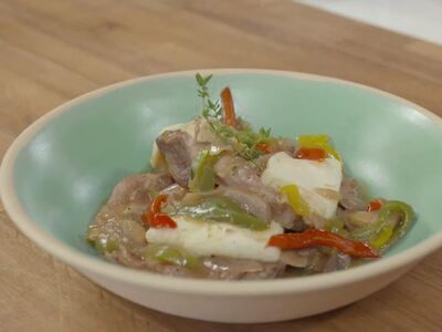 Xοιρινά μπριζολάκια με χαλούμι & λαχανικά