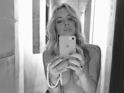 Η Λίντσεϊ Λόχαν γιόρτασε τόπλες το άνοιγ...