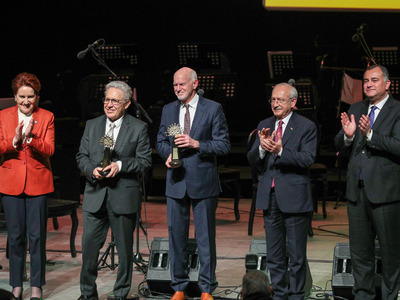 Ο Γιώργος Παπανδρέου βραβεύτηκε με το διεθνές βραβείο "CANKAYA"