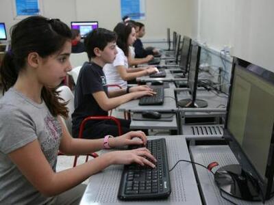 Ένας στους τρεις Έλληνες δεν έχει χρησιμ...