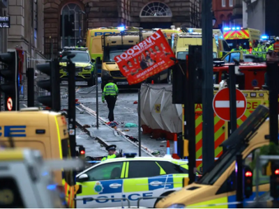 Λίβερπουλ: Αυτοκίνητο έπεσε σε πλήθος στ...