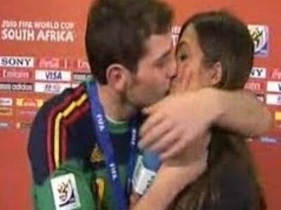 Το φιλί του Κασίγιας on camera! -δείτε το βίντεο