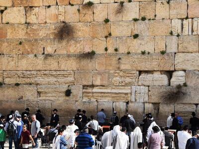 Οι Εβραίοι προσεύχονται στο Τείχος των Δ...
