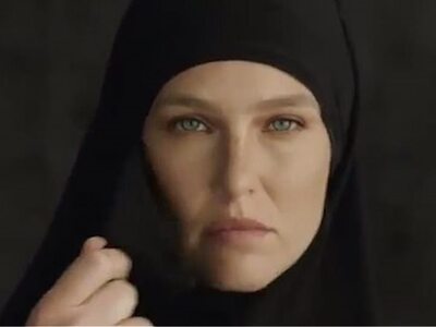 Η Μπαρ Ραφαέλι πετά από πάνω της την ισλ...