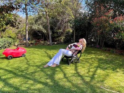 Η Ελένη Μενεγάκη αποκοιμήθηκε στον κήπο της -ΦΩΤΟ