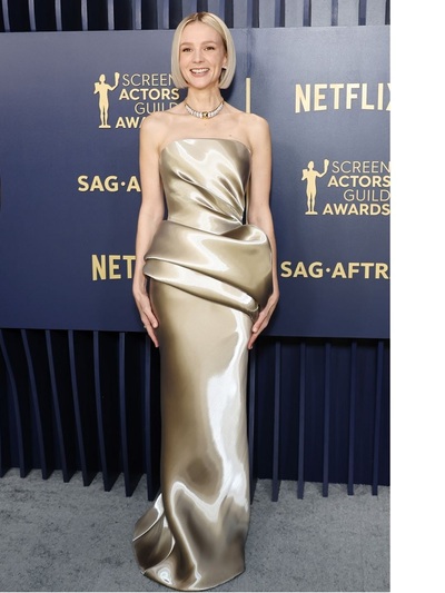 Kάρει Μούλιγκαν με Armani και περιδέραιο...