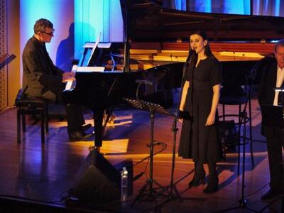 Ο Μανώλης Μητσιάς και η Καρυοφυλλιά Καρα...