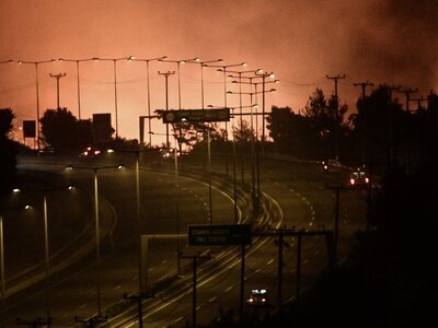 Φωτιά-Αττική: Οι φλόγες πέρασαν την εθνι...