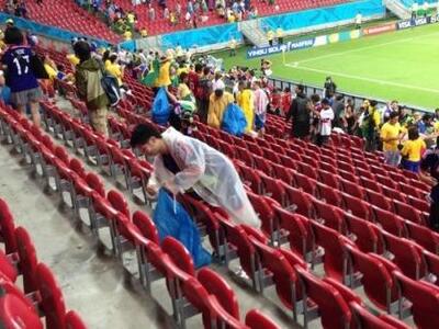 Οι Ιάπωνες φίλαθλοι μαζεύουν τα σκουπίδι...