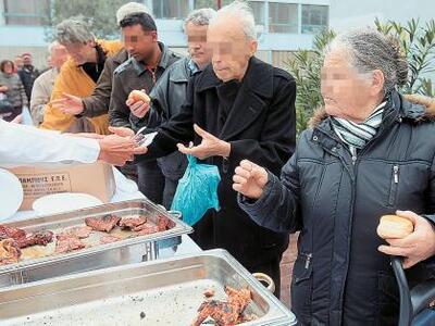 Πάτρα: Δεκάδες Πατρινοί συνωστίζονται γι...