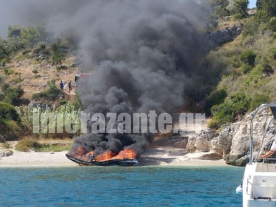 Βίντεο - Ζάκυνθος: Σκάφος τυλίχθηκε στις φλόγες ενώ έπλεε στα ανοικτά