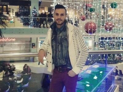 Αφού δολοφόνησε τον Κουμανταρέα πόζαρε σ...