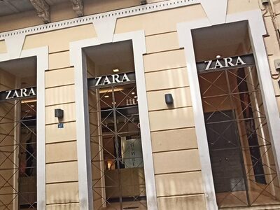 «Παρέλυσαν» τα καταστήματα ZARA, Pull&am...