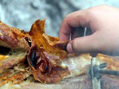 Απίστευτο! Τον έπνιξε το αρνί στο Πασχαλ...