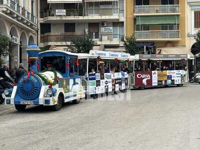 Το χριστουγεννιάτικο (;) τρενάκι του Εμπ...