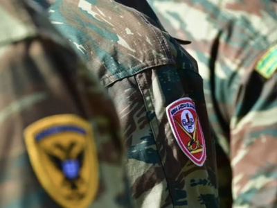 Αξιωματικός της Πολεμικής Αεροπορίας συν...