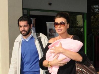 Φωτορεπορτάζ: Η Νίνα Λοτσάρη βγήκε από τ...