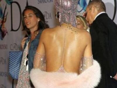 Rihanna: Δείχνει τα πάντα μέσα από τη δι...