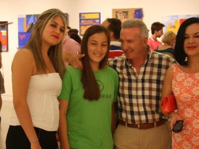 Αριστερά οι δύο κόρες του ζωγράφου και κ...