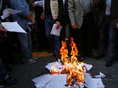 Συνταξιούχοι έκαψαν τις επιστολές Κατρούγκαλου
