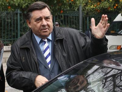 Μοιράζει τρόφιμα ο Καρατζαφέρης