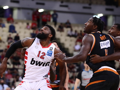 «Μαύρη τρύπα» στον Πειραιά και βαριά ήττ...