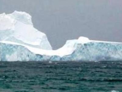 Γιγάντιο παγόβουνο "ταξιδεύει"...